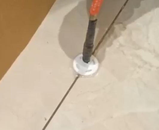 祥云瓷砖空鼓维修公司专业解答瓷砖在铺贴过程中，如果没有涂抹均匀到位的粘结材料（如水泥砂浆或瓷砖胶），可能会导致以下问题